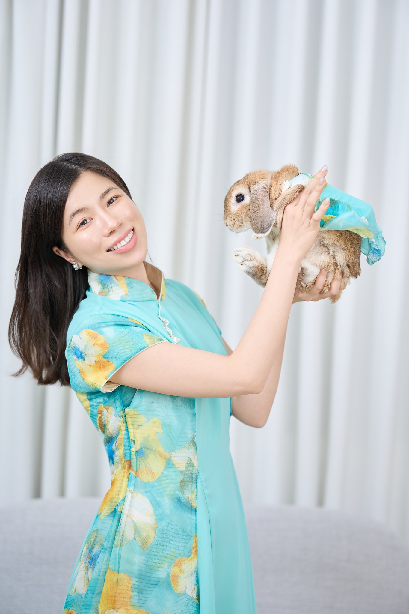 飼主穿著新中式洋裝抱著兔兔的夏日微光作品照
